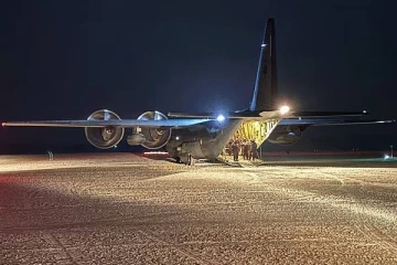 அண்டார்டிகாவிலிருந்து அவசர அவசரமாக வெளியேற்றப்பட்ட விஞ்ஞானிகள்... களத்தில் விமானப்படை