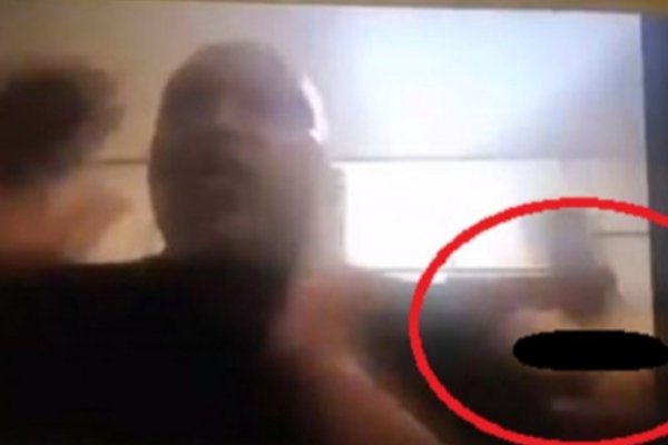 வீடியோ காலில் பேசிக்கொண்டிருந்த கணவர்: நிர்வாணமாக வந்து நின்ற மனைவியால் பரபரப்பு | Husband Talking Video Footage Stirred Wife Naked வீடியோ காலில் பேசிக்கொண்டிருந்த கணவர்: நிர்வாணமாக வந்து நின்ற மனைவியால் பரபரப்பு | Husband Talking Video Footage Stirred Wife Naked