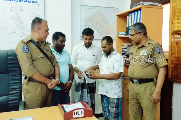 வீதியில் கண்டெடுக்கப்பட்ட பணப்பையை உரியவரிடம் ஒப்படைத்த இளைஞன் | Return Of Lost Wallet To Owner