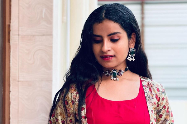 புதிய ஹேர் ஸ்டைலுக்கு மாறிய குக் வித் கோமாளி ஷிவாங்கி.. நீங்களே பாருங்க