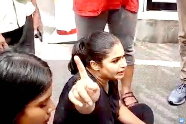 ஜனாதிபதி மாளிகைக்கு முன் அமர்ந்த ஹிருணிகா! | Hirunika Sitting In Front President S House