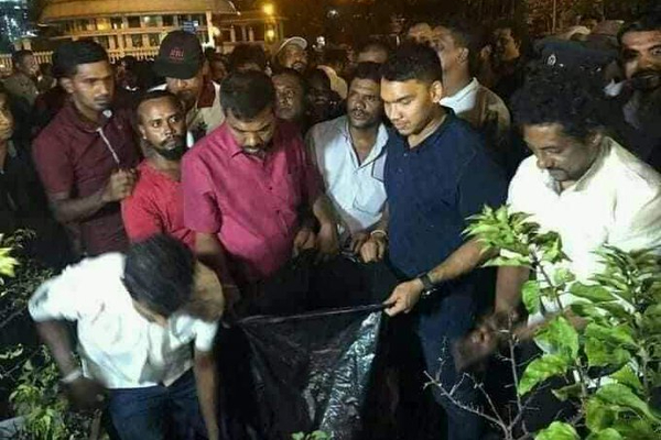 குப்பையில் அரசியல் தேடும் நாமல்- கடும் கொந்தளிப்பில் சிங்கள மக்கள்! - ஐபிசி தமிழ்