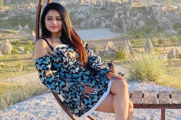 ஜனனி ஐயர் ஷார்ட் உடையில் வெளிநாட்டில் சுற்றிய புகைப்படங்கள்