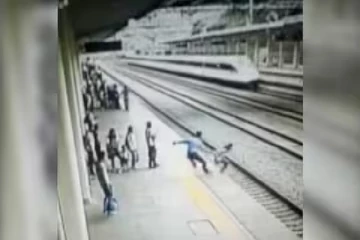 08 மாத குழந்தையுடன் புகையிரதம் முன்பாய்ந்து தற்கொலைக்கு முயன்ற தாய் : பின்னணியில் வெளியான அதிர்ச்சி தகவல்