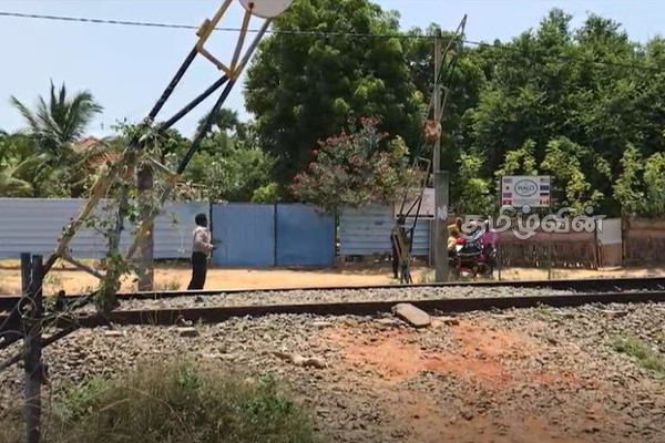 கிளிநொச்சியில் பாதுகாப்பான புகையிரதக் கடவை இன்மை: மக்கள் விசனம் (Photos) | Kilinochchi Train Gate Level Crossing