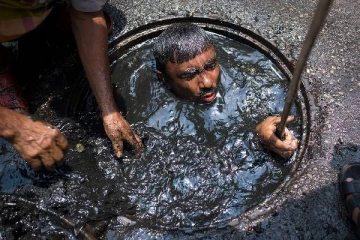 பாதாள சாக்கடைக்குள் மனிதர்கள் இறங்குவதை ஒழிக்க வேண்டும் - அரசுக்கு நீதிமன்றம் உத்தரவு!