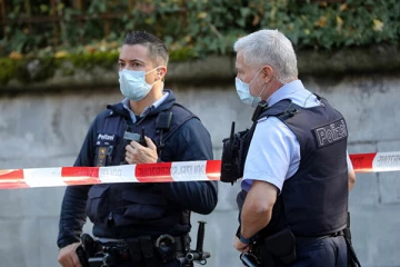 புதருக்குள் பேச்சு மூச்சின்றி கிடந்த இளம்பெண்... கத்திக்குத்து காயங்களுடன் சிறுவன்: சுவிஸில் சம்பவம்