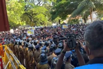 பொலிஸாரின் தடைகளை தாண்டி  காலி முகத்திடலை அடைந்த பல்கலை மாணவர்கள் (video)