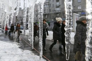 இருளில் மூழ்கிய உக்ரைன்; பணியில் உறையும் மக்கள்!