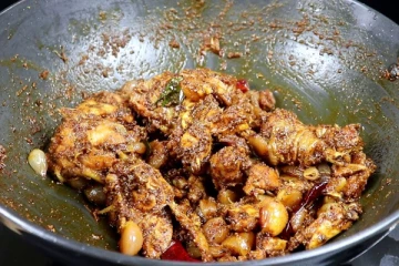 நாக்கில் எச்சில் ஊற வைக்கும் நாட்டுக்கோழி வறுவல்! தெருவே மணக்க இப்படி செய்து அசத்துங்கள்