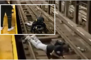 ரயில் தண்டவாளத்தில் விழுந்த நபரை சூப்பர்மேன் போல் காப்பாற்றிய பொலிசார்!