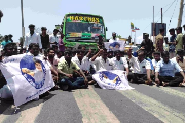 திடீரென போராட்டத்தில் ஈடுபட்ட விஜய் ரசிகர்கள்! போலீஸ் தடியடி