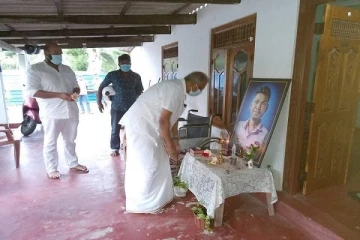 ஊடகவியலாளர் பிரகாஷின் திருவுருவப்படத்துக்கு சுமந்திரன், சாணக்கியன் அஞ்சலி