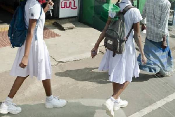 தந்தையினால் தாக்கப்பட்ட மாணவி ; O/L பரீட்சை எழுத உதவிய பொலிஸார் | Student Attacked By Father Police Helped Her Exam தந்தையினால் தாக்கப்பட்ட மாணவி ; O/L பரீட்சை எழுத உதவிய பொலிஸார் | Student Attacked By Father Police Helped Her Exam