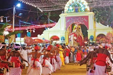 ඵෙතිහාසික රුහුණු මහ කතරගම දේවාලයට යන අයට අද රෑ විශේෂයි