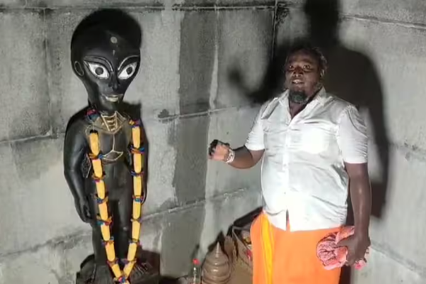 உலகிலேயே ஏலியனுக்காக கட்டப்பட்ட ஒரே ஒரு கோவில் தமிழகத்தில் தான் உள்ளது: எங்கு தெரியுமா? | World S First Alien Temple Is In Tamil Nadu உலகிலேயே ஏலியனுக்காக கட்டப்பட்ட ஒரே ஒரு கோவில் தமிழகத்தில் தான் உள்ளது: எங்கு தெரியுமா? | World S First Alien Temple Is In Tamil Nadu