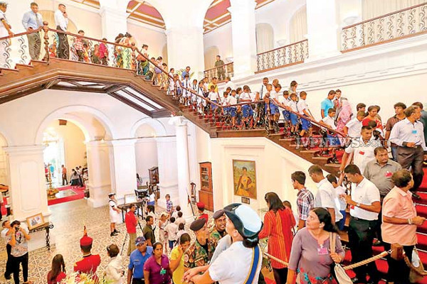 ஜனாதிபதி மாளிகைக்குச் சென்ற தொல்பொருள் திணைக்கள அதிகாரிகள்! | Archeology Officials Visit Presidential Palace