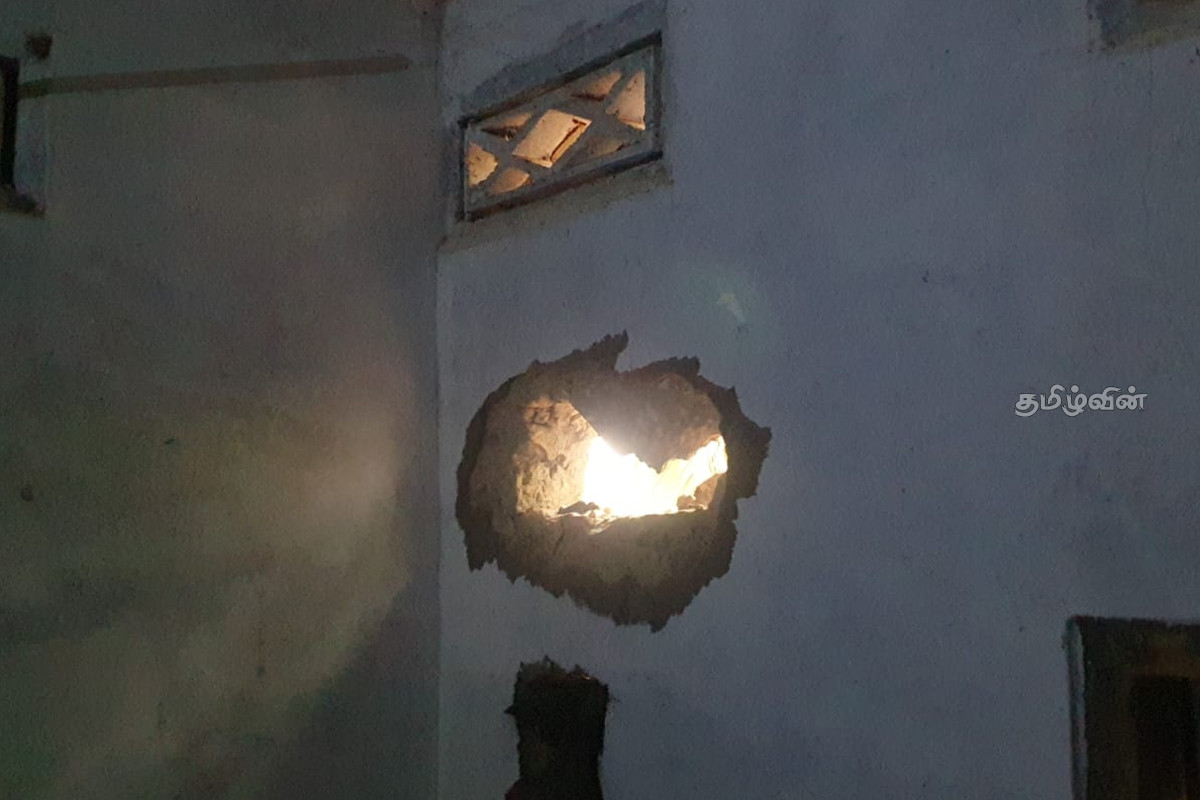 யாழில் மின்னல் தாக்கத்தினால் ஒரு வீடு சேதம்! | House Was Damaged By Lightning In Jaffna
