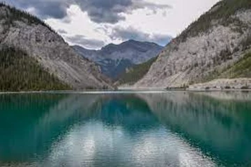 கல்கரி படகு விபத்தில் ஒருவர் பலி; இருவரை காணவில்லை