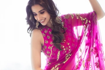 விருது விழாவுக்கு சேலையில் ஹாட் ஆக வந்த மீனாட்சி சவுத்ரி