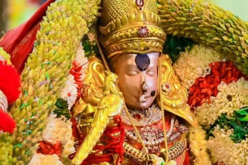 மீனாட்சி அம்மன் கையில் கிளி இருப்பதன் காரணம் தெரியுமா?