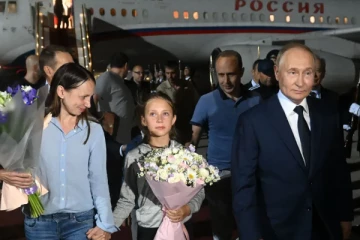 கைதிகளை நேரில் சென்று வரவேற்ற புடின்