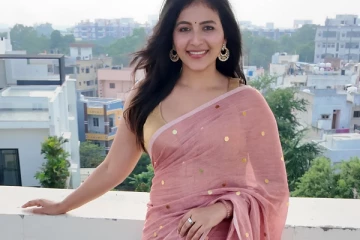 நடிகை அஞ்சலியின் அசத்தலான மொட்டைமாடி போட்டோஷூட்