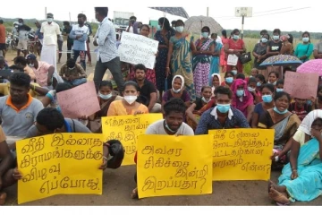 வீதியினை புனரமைத்து தருமாறு கோரி மக்கள் வீதிமறியல் போராட்டம் (Photos)