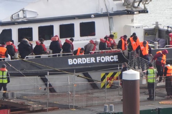 2025ம் ஆண்டு பிரித்தானியாவுக்குள் சட்டவிரோதமாக நுழைந்த புலம்பெயர்ந்தோரின் எண்ணிக்கை: புள்ளிவிவரம் | Small Boat Migrants Uk Channel Crossing Count 2025