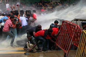 ආරක්ෂක අංශ විසින් වෙඩි තැබීමක් සිදු කරයි..උණුසුම් තත්තවයක්..