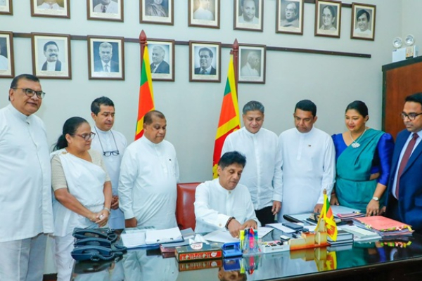 ஹரிணிக்கு எதிராக நம்பிக்கையில்லா தீர்மானம்! எதிர்க்கட்சிகள் அதிரடி | No Confidence Motion Against The Pm Harini ஹரிணிக்கு எதிராக நம்பிக்கையில்லா தீர்மானம்! எதிர்க்கட்சிகள் அதிரடி | No Confidence Motion Against The Pm Harini