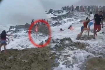 அலைகளுக்கு நடுவே புகைப்படம்... கடலுக்குள் அடித்துச் செல்லப்பட்ட பெண்கள்