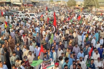 வீதியில் இறங்கி போராடிய பாகிஸ்தான் மக்கள்!