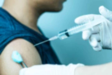 உப்பு கரைசலை கொரோனா தடுப்பூசியாக செலுத்திய வைத்தியர்