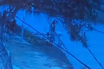 ஒன்றரை வயது குழந்தையை கொலை செய்ய முயற்சித்த தாய்! சிசிடிவி கமராவில் சிக்கிய காட்சி