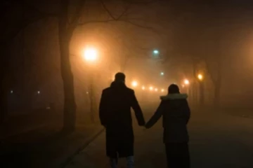 රාත්‍රී 11න් පස්සේ පාරේ ඇවිදන් ගිය යුවලකට පොලීසියෙන් අමුතු දඩයක්..