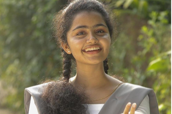 பிகினி புகைப்படத்தை கேட்ட நபர்.. பதிலடி கொடுத்து நடிகை அனுபமா கூறிய பதில்.. | Anupama Reply Fans Send Bikini Photo In Insta Live