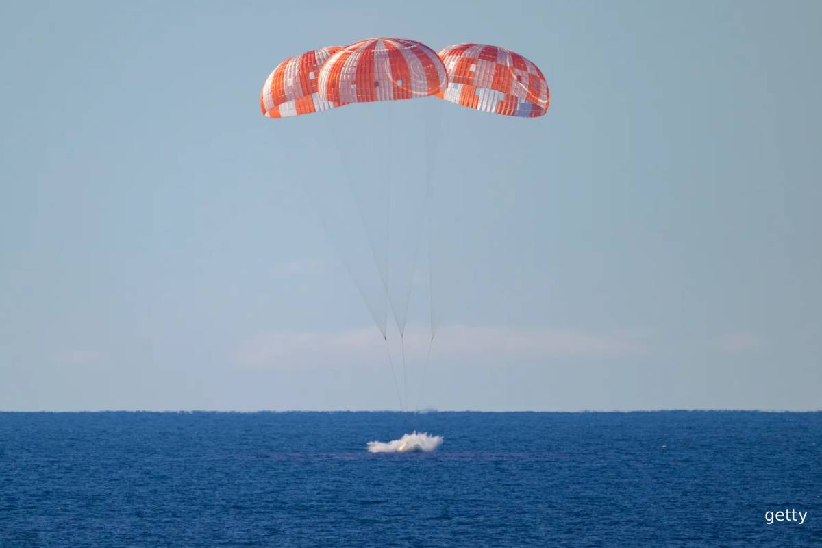 மணிக்கு 40,000 கி.மீ வேகம்... 2,760 டிகிரி வெப்பநிலை: பூமிக்குத் திரும்பிய Artemis II குழு | Artemis Ii Astronauts Return Safely