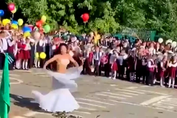 அரைகுறை ஆடையுடன் 'பெல்லி டான்ஸ்' ஆடி பள்ளி குழந்தைகளை வரவேற்ற ஆசிரியை! வைரலாகும் வீடியோ