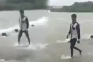 வெள்ளத்தில் ராஜ நடை கேக்குதா உனக்கு? இளைஞரை அடித்து வெளுத்த மக்கள்