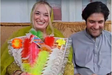 தன்னை விட 16 வயது குறைவான பாகிஸ்தானியர்! மதம் மாறி கைப்பிடித்த அமெரிக்க பெண்