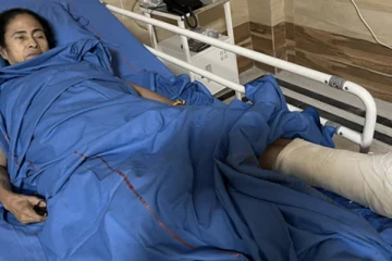 காலில் பெரிய கட்டுடன் மருத்துவனையில் மம்தா! நாடகம் என விமர்சிக்கும் பாஜக