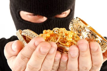 யாழில் சமயலறை புகைபோக்கி ஊடாக நுழைந்த திருடர்கள்