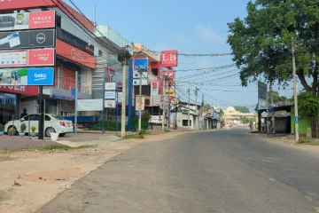 மாவீரர் நாளை ஒட்டி முல்லைத்தீவில் வர்த்தக நிலையங்கள் பூட்டு (படங்கள்)