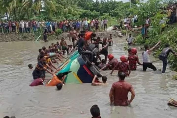 பங்களாதேஷில் பேருந்து கவிழ்ந்து விபத்து; 17 பேர் உயிரிழப்பு
