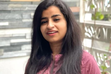 சிவாங்கிக்கு அடித்த அதிர்ஷ்டம்!  பூஜையுடன் துவங்கிய படப்பிடிப்பு...ஹீரோ யார் தெரியுமா?