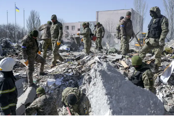 கவர்ச்சிப் படங்களால் ரஷ்ய துருப்பை நிலைகுலைக்க புதிய யுக்தி | Russia Ukraine War Women Send Sexy Photos Soldiers கவர்ச்சிப் படங்களால் ரஷ்ய துருப்பை நிலைகுலைக்க புதிய யுக்தி | Russia Ukraine War Women Send Sexy Photos Soldiers