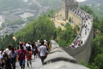 வரலாற்று சிறப்புமிக்க சீன பெருஞ்சுவரை சேதப்படுத்திய இருவருக்கு நேர்ந்த கதி!