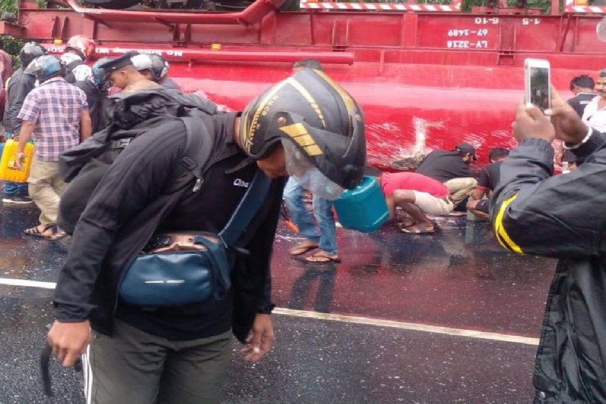 நடுவீதியில் கவிழ்ந்த எரிபொருள் தாங்கி ; வாளிகளுடன் மக்கள் செய்த செயல் | Fuel Tanker Overturned In Mid Road Crash நடுவீதியில் கவிழ்ந்த எரிபொருள் தாங்கி ; வாளிகளுடன் மக்கள் செய்த செயல் | Fuel Tanker Overturned In Mid Road Crash