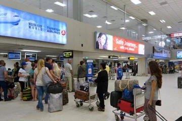 கட்டுநாயக்க விமான நிலையத்தில் பயணியின் பொதியில் மர்மம்